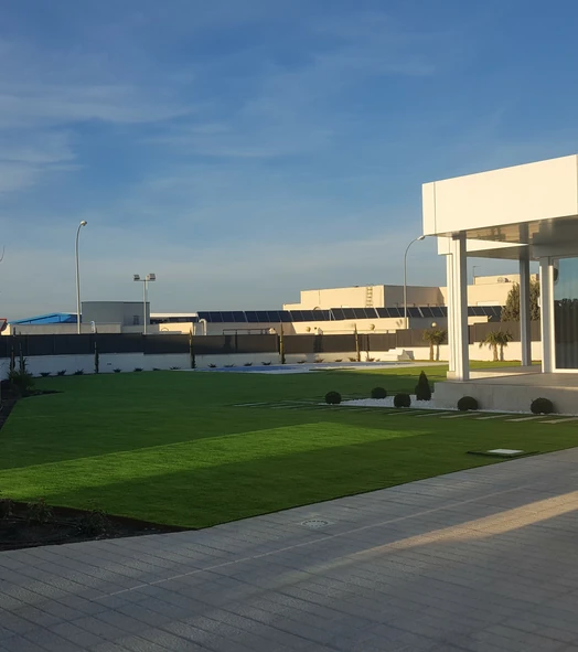 Césped artificial junto a las instalaciones de una empresa